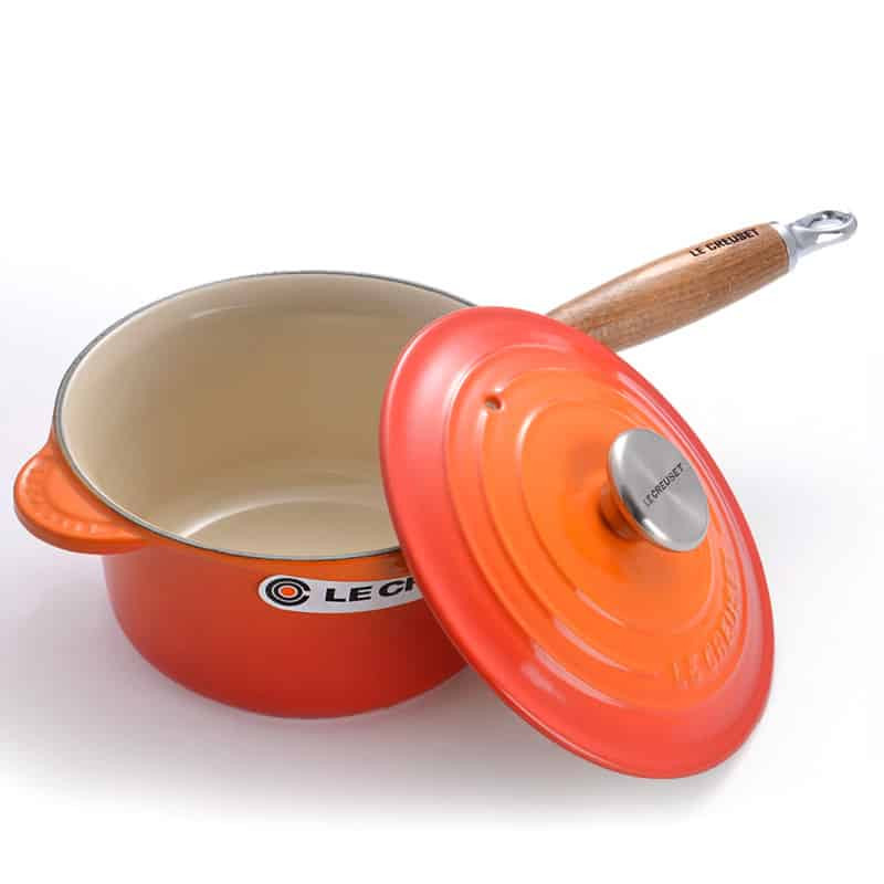 Kirschfarbener Eisentopf von Le Creuset.