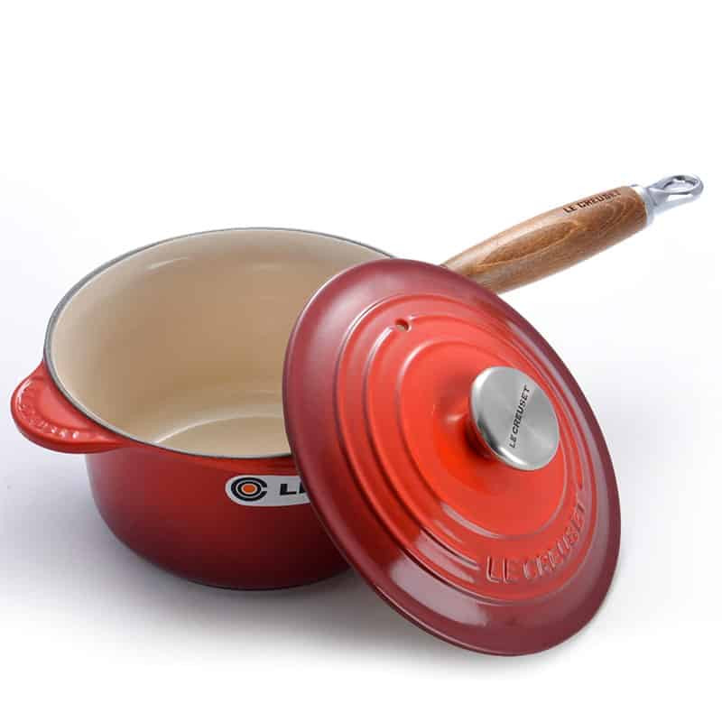 Kirschfarbener Eisentopf von Le Creuset.