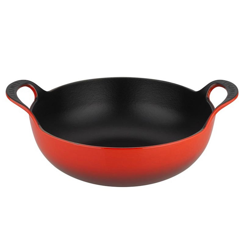 Zijaanzicht van Balti kersenschotel van Le Creuset