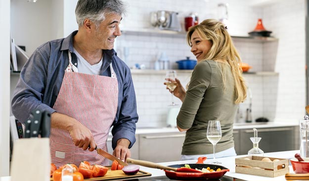 Imagen de una sartén de hierro con filetes de pescado y verduras dorándose perfectamente, destacando las características de las mejores sartenes para pescado en 2024.